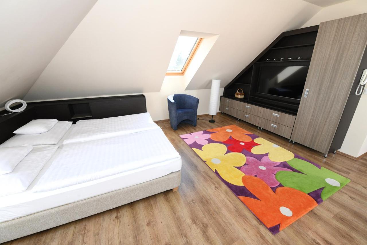 Ezuesthid Hotel Veszprem Exterior photo