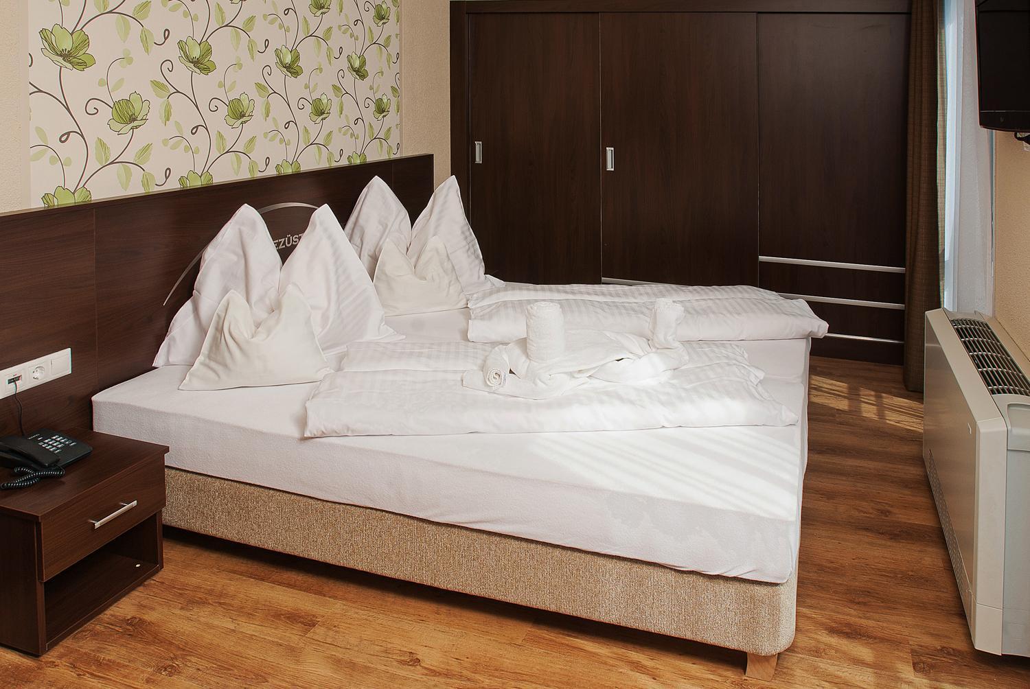 Ezuesthid Hotel Veszprem Exterior photo