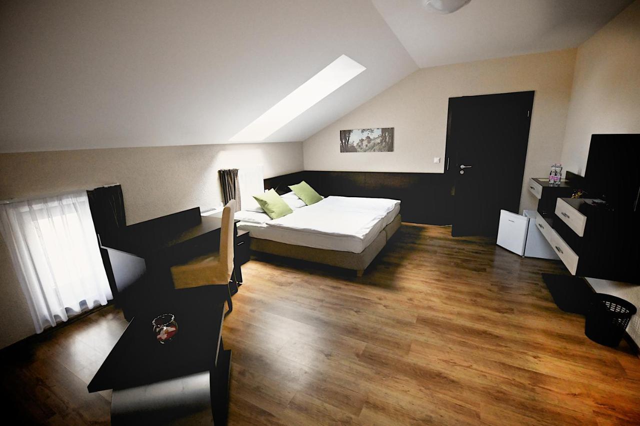 Ezuesthid Hotel Veszprem Exterior photo